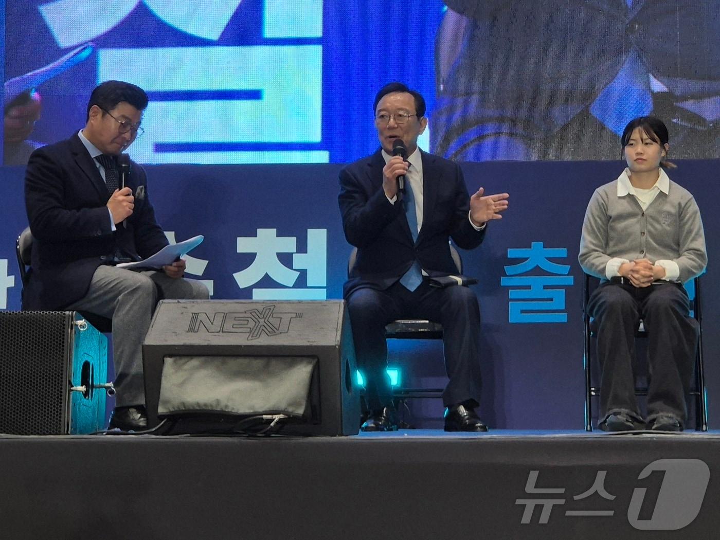 본문 이미지 - 송철호 전 울산시장(왼쪽에서 두 번째)이 6일 종하이노베이션센터에서 출판기념회를 열었다.2026.2.6 / ⓒ 뉴스1 박정현 기자