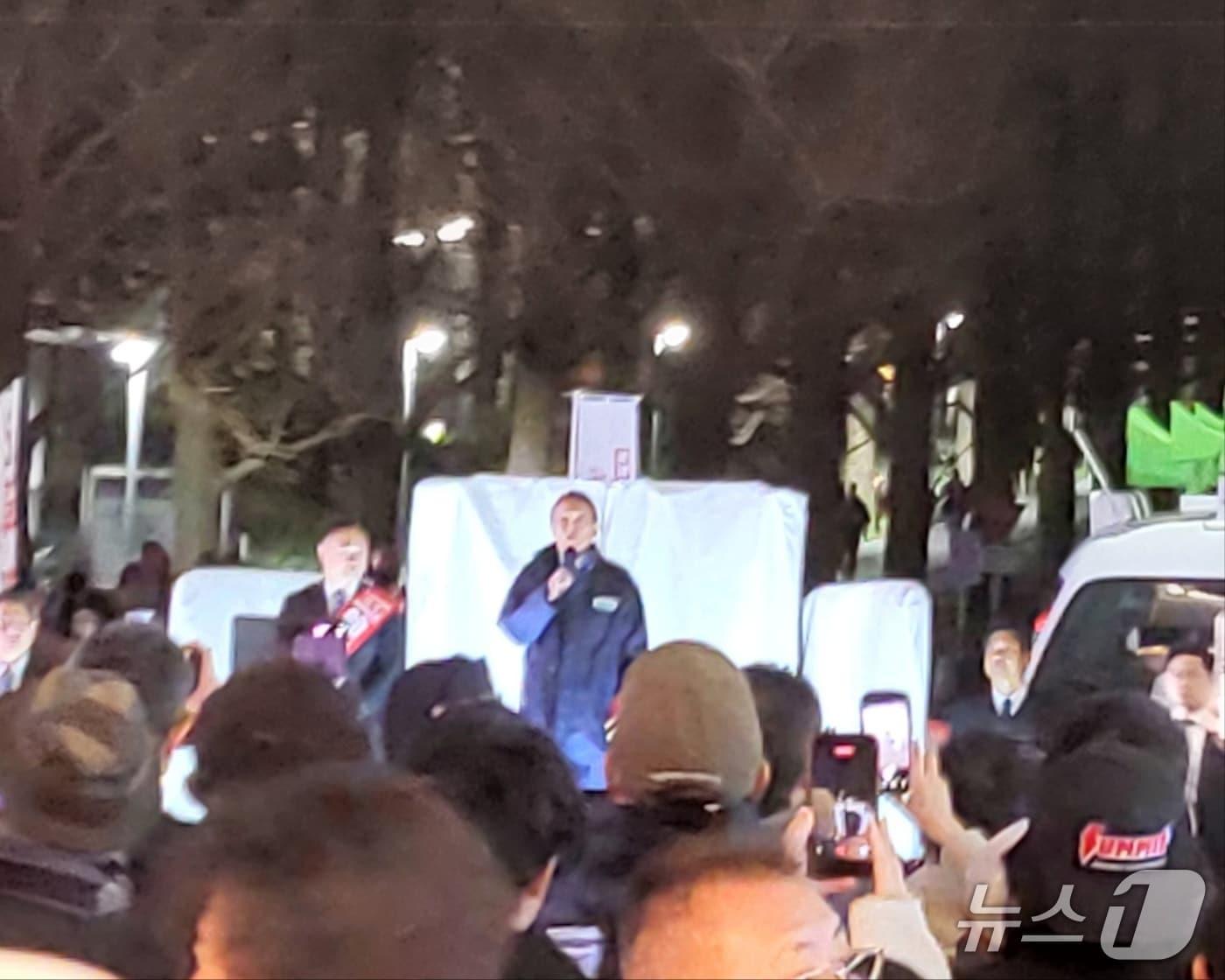 본문 이미지 - 6일 일본의 아소 다로 자민당 부총재가 가나가와현 요코하마 히요시역에서 스즈키 게이스케 후보의 선거 유세에 참석해 연설하고 있다. 2026.02.06/뉴스1ⓒ News1 김지완 기자