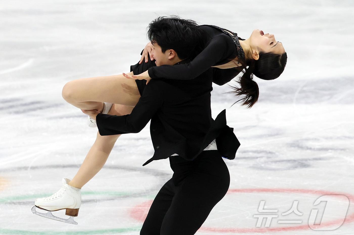 본문 이미지 - 권예와 임해나가 6일(현지시간) 이탈리아 밀라노 아이스 스케이팅 아레나에서 열린 2026 밀라노·코르티나담페초 동계올림픽 피겨스케이팅 팀 이벤트(단체전) 아이스댄스(리듬댄스)에 참가해 연기를 펼치고 있다. 2026.2.6 / ⓒ 뉴스1 김진환 기자
