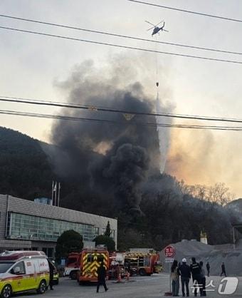 본문 이미지 - 진주시 진성면 공장 화재 및 산불 현장(독자 제공. 재판매 및 DB금지). 2026.2.6