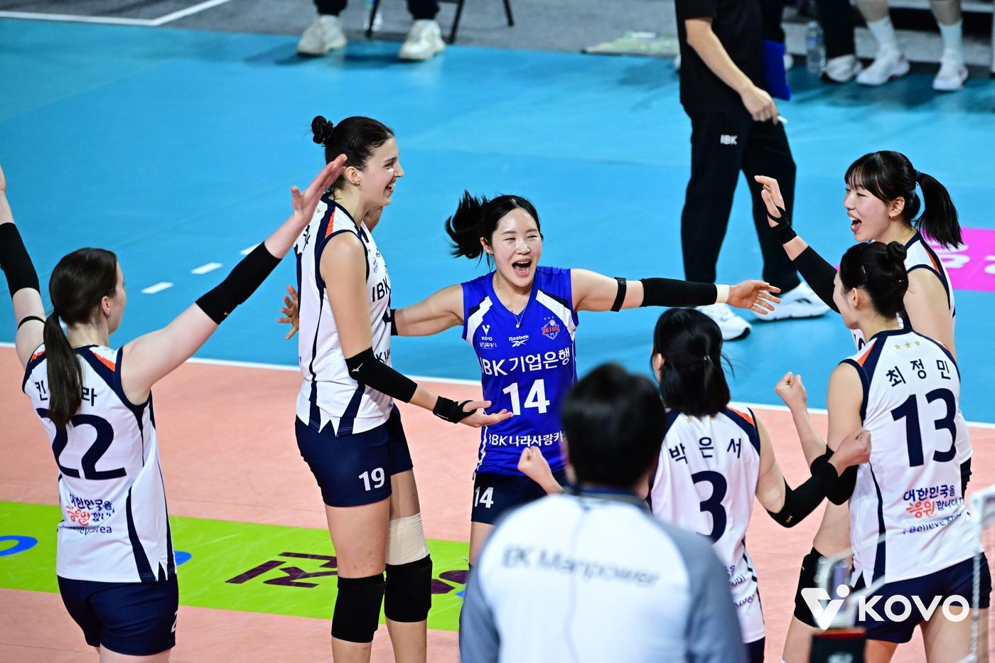 본문 이미지 - 기업은행 리베로 김채원(14번)이 흥국생명전에서 팀 득점에 기뻐하고 있다. (KOVO 제공)