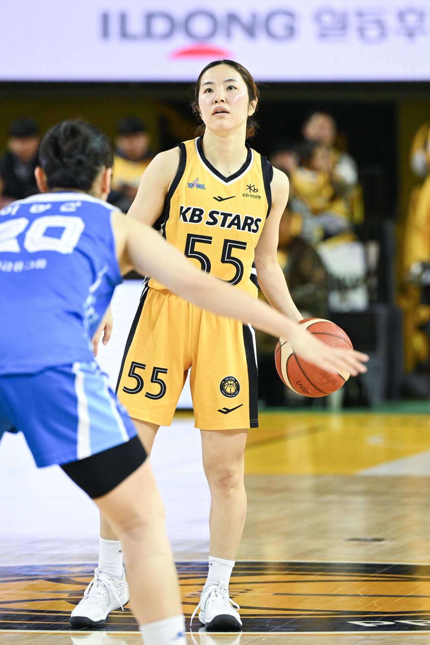 본문 이미지 - 여자농구 KB 사라가 6일 우리은행과 경기에서 드리블을 하고 있다.(WKBL 제공)