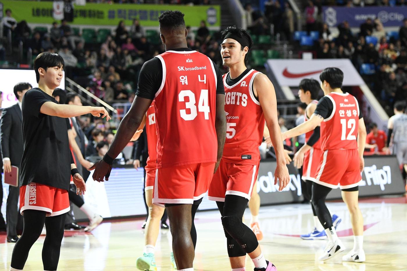 본문 이미지 - 프로농구 서울 SK의 자밀 워니와 알빈 톨렌티노. (KBL 제공)