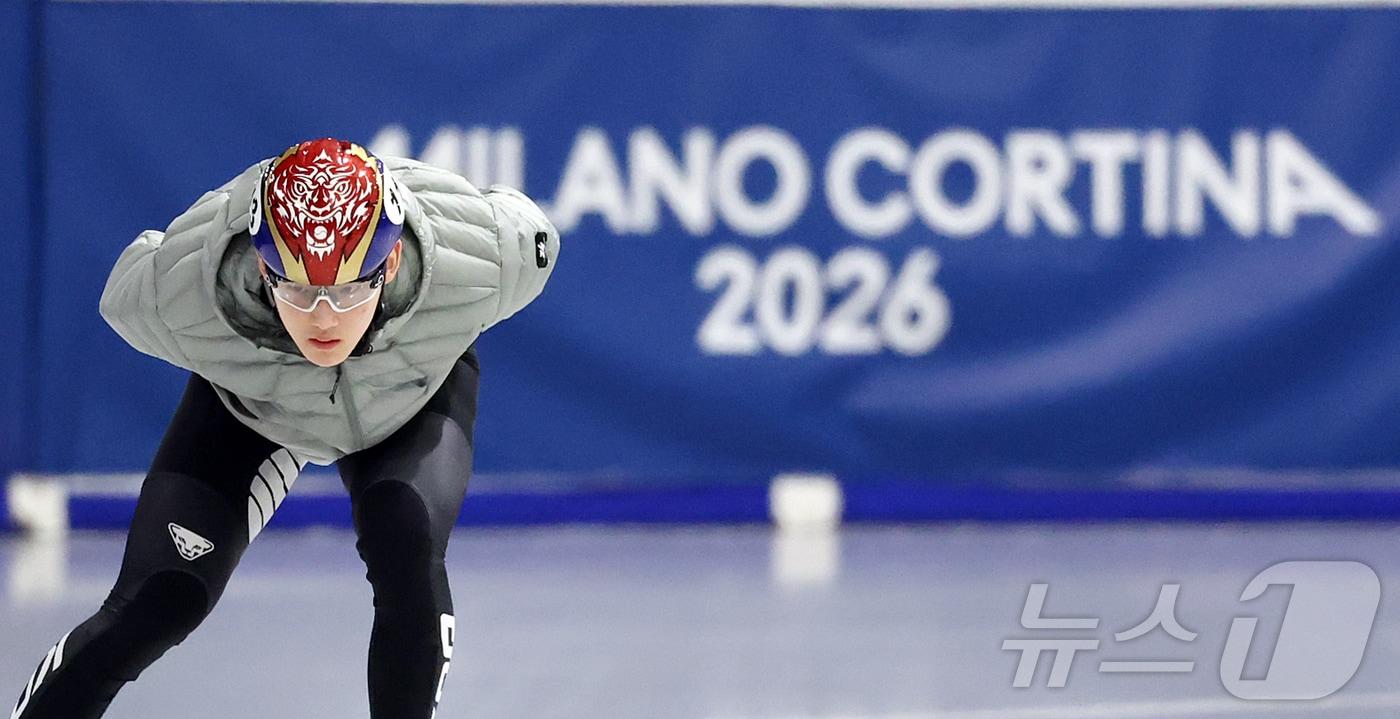 본문 이미지 - 쇼트트랙 대표팀의 임종언이 6일(현지시간) 이탈리아 밀라노 아이스 스케이팅 아레나에서 훈련을 하고 있다. 2026.2.6 ⓒ 뉴스1 김진환 기자