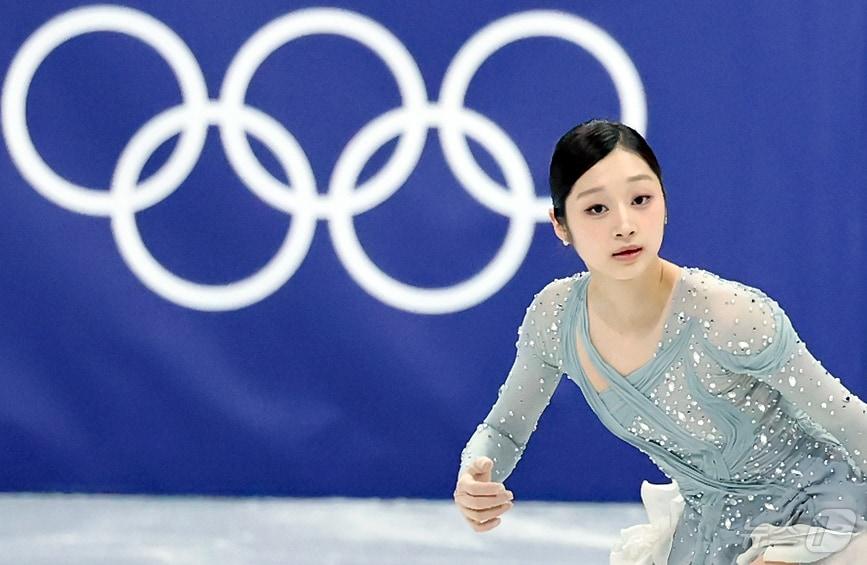 본문 이미지 - 신지아가 6일(현지시간) 이탈리아 밀라노 아이스 스케이팅 아레나에서 열린 2026 밀라노·코르티나담페초 동계올림픽 피겨 스케이팅 팀 이벤트(단체전) 여자 싱글 쇼트프로그램에 앞서 몸을 풀고 있다. 2026.2.6 ⓒ 뉴스1 김진환 기자