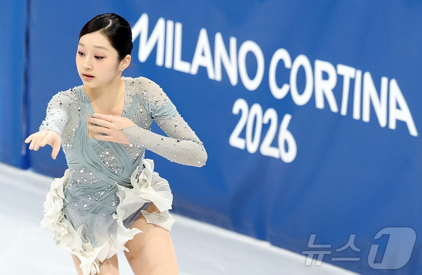본문 이미지 - 첫 올림픽을 앞둔 신지아. 사진은 팀 이벤트 여자 싱글 경기를 펼치는 모습. 2026.2.6 ⓒ 뉴스1 김진환 기자