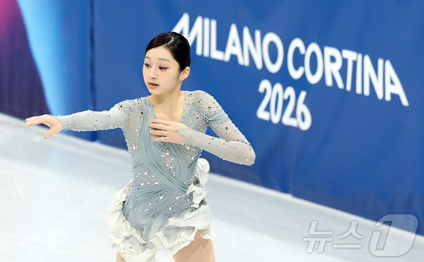 본문 이미지 - 신지아가 6일(현지시간) 이탈리아 밀라노 아이스 스케이팅 아레나에서 열린 2026 밀라노·코르티나담페초 동계올림픽 피겨 스케이팅 팀 이벤트(단체전) 여자 싱글 쇼트프로그램에 참가해 연기를 펼치고 있다. 2026.2.6 ⓒ 뉴스1 김진환 기자