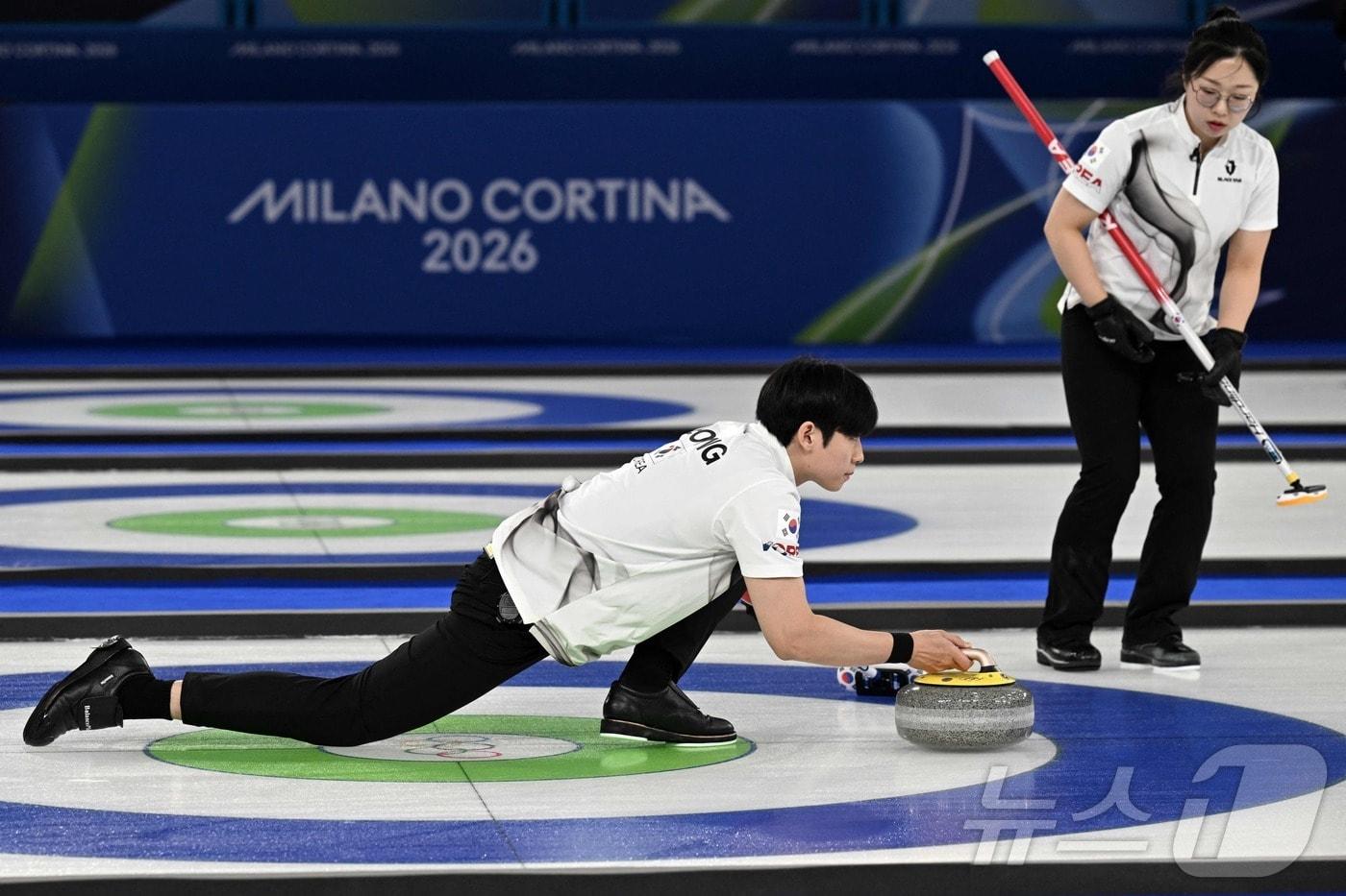 본문 이미지 - 컬링 믹스더블 정영석(왼쪽)과 김선영. ⓒ AFP=뉴스1
