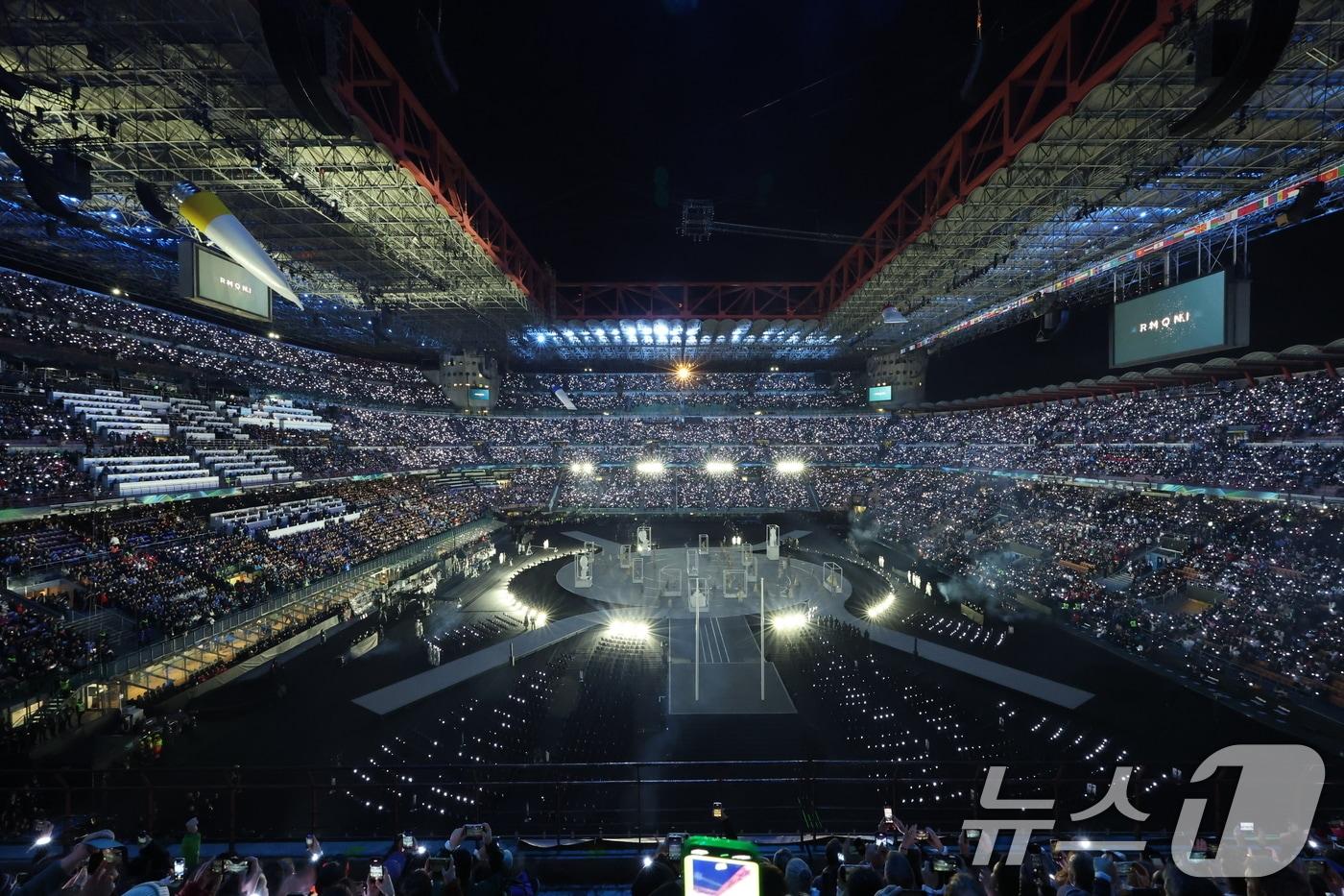 본문 이미지 - 6일 오후(현지시간) 이탈리아 밀라노 산시로 올림픽 스타디움에서 2026 밀라노·코르티나담페초 동계올림픽대회 개회식이 시작되고 있다. 2026.2.7 ⓒ 뉴스1 김진환 기자