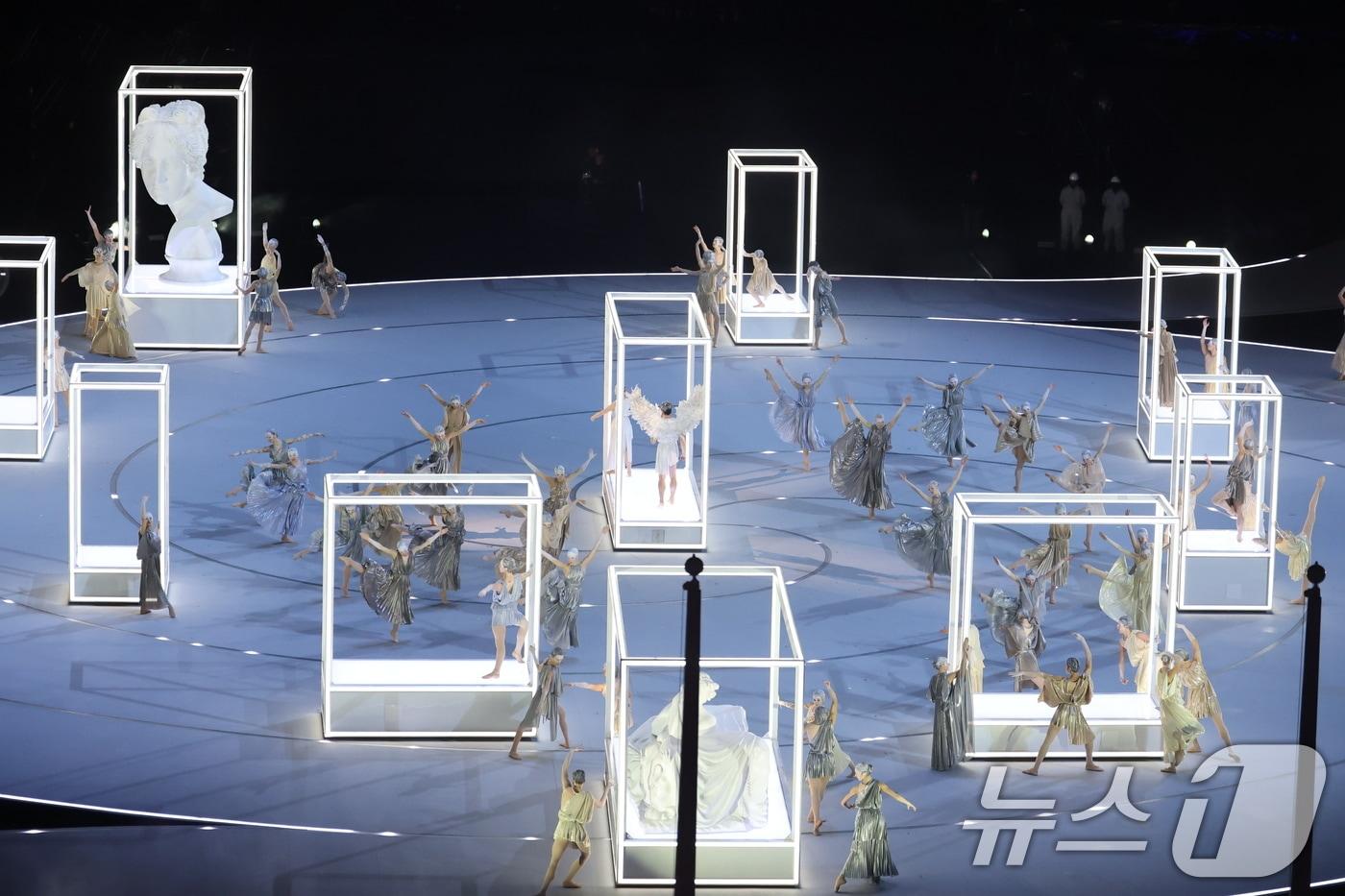 6일 오후(현지시간) 이탈리아 밀라노 산시로 올림픽 스타디움에서 열린 2026 밀라노·코르티나담페초 동계올림픽대회 개회식에서 '이탈리아의 조화 : 아름다움'을 주제로 공연이 펼쳐지고 있다. 2026.2.7 ⓒ 뉴스1 김진환 기자