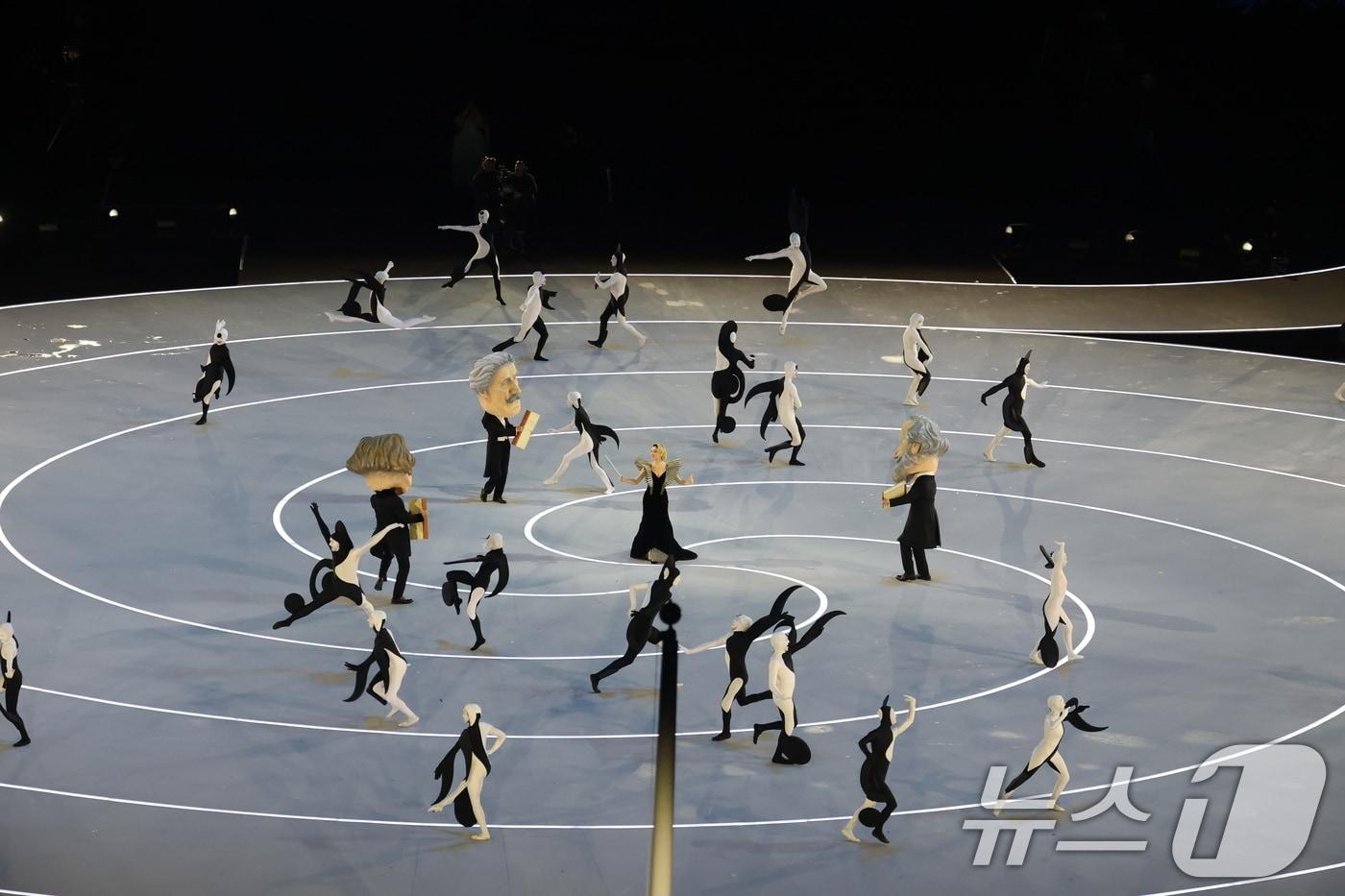 6일 오후(현지시간) 이탈리아 밀라노 산시로 올림픽 스타디움에서 열린 2026 밀라노·코르티나담페초 동계올림픽대회 개회식에서 '이탈리아의 조화 : 판타지아'를 주제로 공연이 펼쳐지고 있다. 2026.2.7 ⓒ 뉴스1 김진환 기자