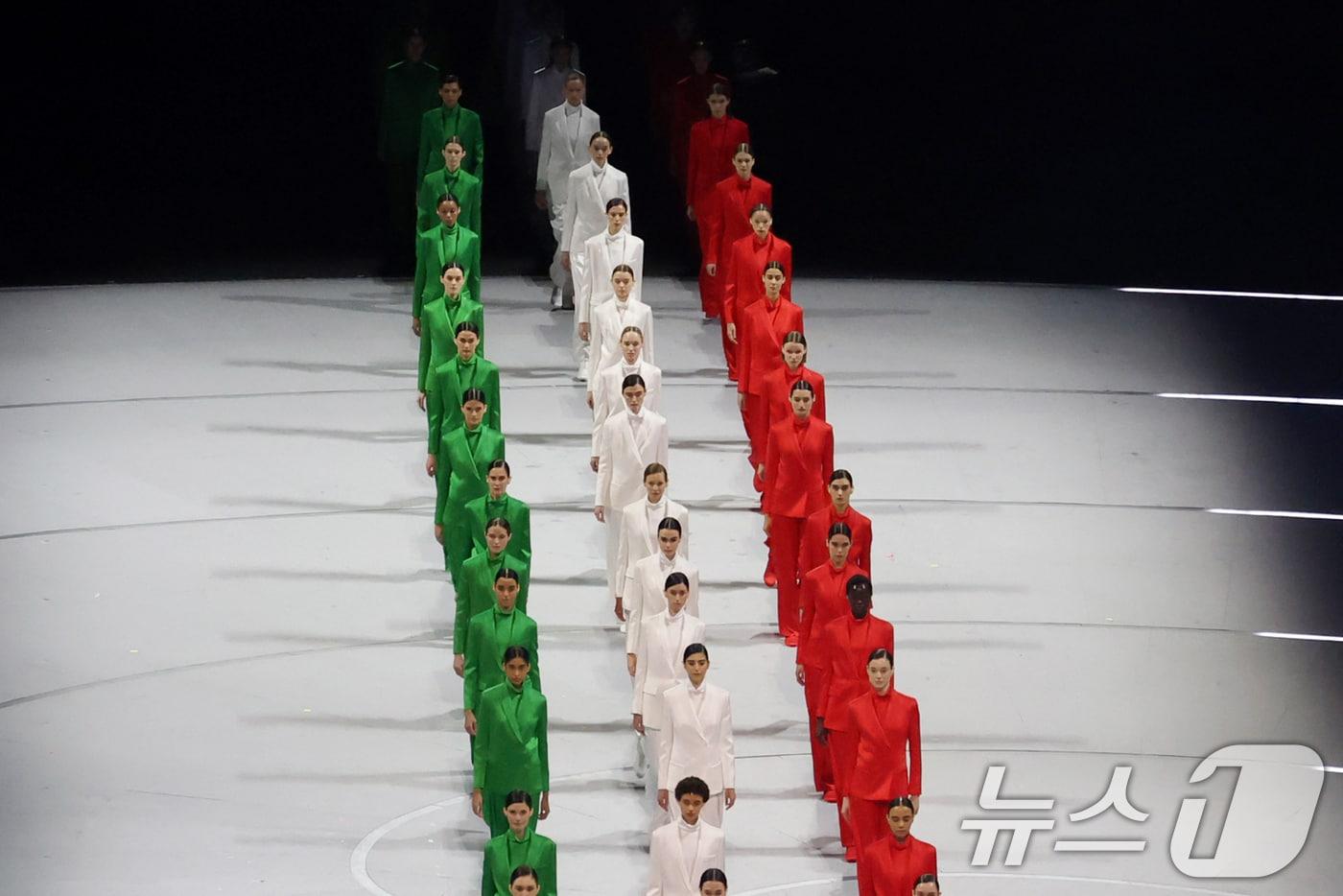 본문 이미지 - 6일 오후(현지시간) 이탈리아 밀라노 산시로 올림픽 스타디움에서 열린 2026 밀라노·코르티나담페초 동계올림픽대회 개회식에서 이탈리아 국기 색상의 아르마니 의상을 입은 모델들이 등장하고 있다. 2026.2.7 ⓒ 뉴스1 김진환 기자