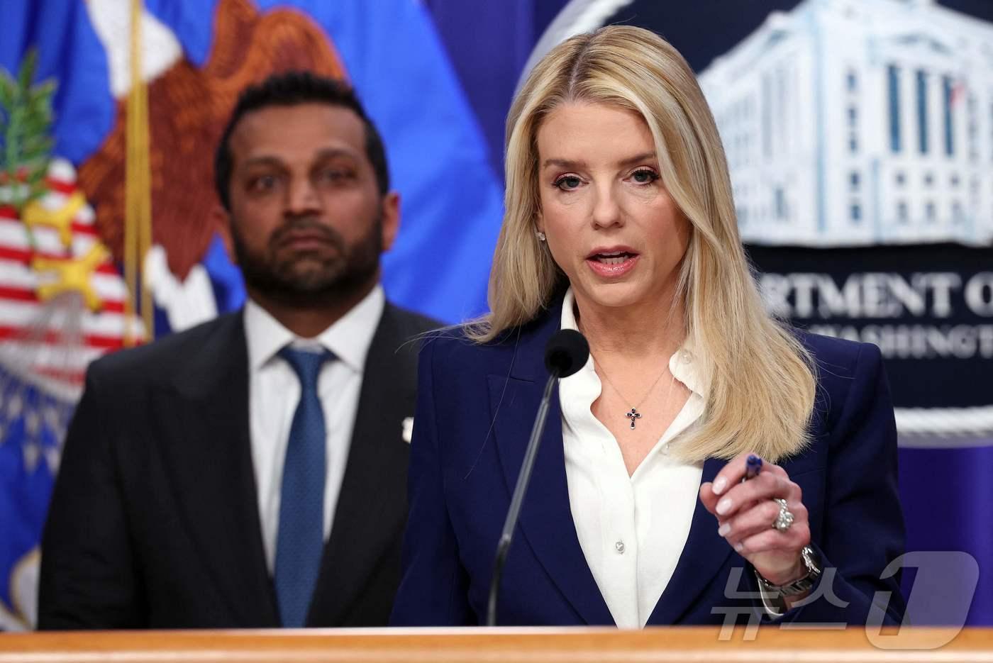 본문 이미지 - 팸 본디 미국 법무장관이 6일(현지시간) 워싱턴 DC 법무부에서 2012년 리비아 벵가지 주재 미국 영사관 공격 사건 관련 용의자 주바이르 알 바쿠시를 체포했다고 밝혔다. ⓒ AFP=뉴스1