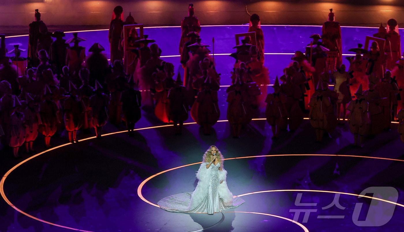 본문 이미지 - 머라이어 캐리가 6일 오후(현지시간) 밀라노 산시로 올림픽 스타디움에서 열린 2026 밀라노·코르티나담페초 동계올림픽대회 개회식에서 오프닝 공연을 펼치고 있다. 2026.2.7 ⓒ 뉴스1 김성진 기자