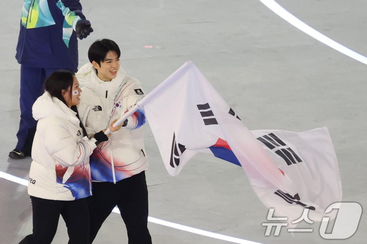 본문 이미지 - 한국 선수단이 2026 밀라노·코르티나담페초 동계 올림픽 개막식에서 입장하고 있다.ⓒ 뉴스1 김진환 기자