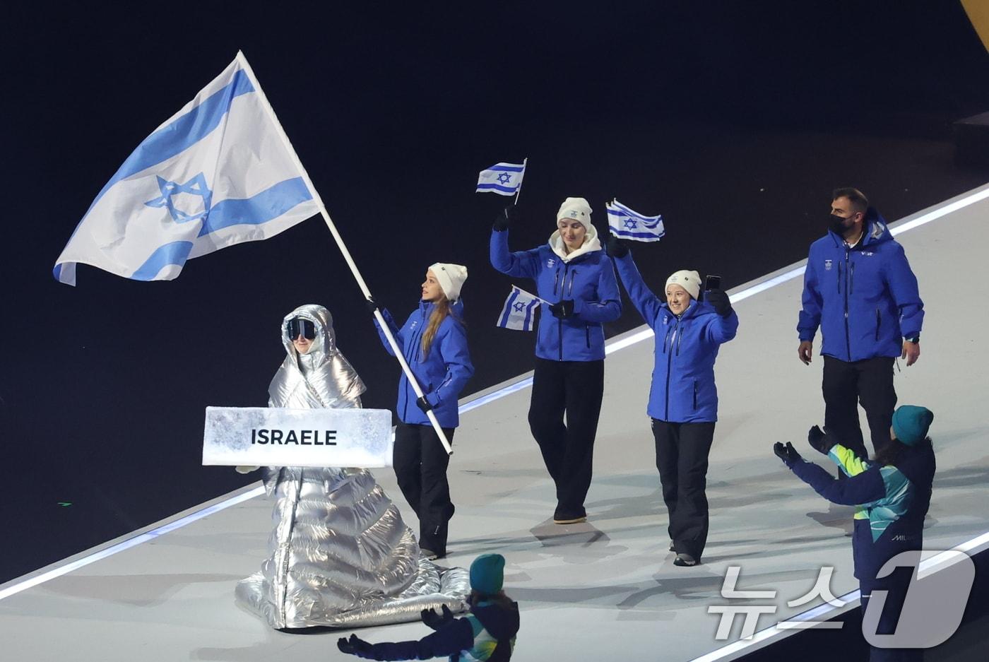 본문 이미지 - 6일 오후(현지시간) 이탈리아 밀라노 산시로 올림픽 스타디움에서 열린 2026 밀라노·코르티나담페초 동계올림픽대회 개회식에서 이스라엘 선수단이 입장하는 중 관중석에서 야유가 쏟아지고 있다. 2026.2.7 ⓒ 뉴스1 김진환 기자