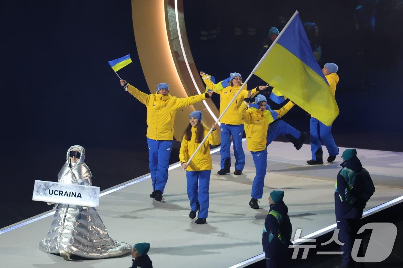 본문 이미지 - 우크라이나 선수단이 6일 오후(현지시간) 이탈리아 밀라노 산시로 올림픽 스타디움에서 열린 2026 밀라노·코르티나담페초 동계올림픽대회 개회식에 입장하자 관중석에서 박수와 환호가 쏟아지고 있다. 2026.2.7 ⓒ 뉴스1 김진환 기자