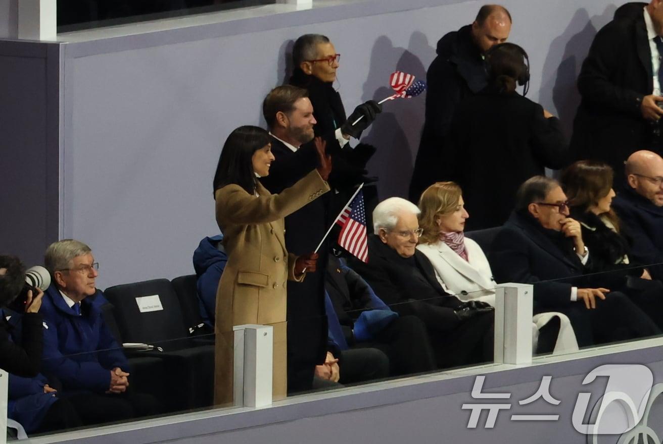 본문 이미지 - JD 밴스 미국 부통령 부부가 6일 오후(현지시간) 이탈리아 밀라노 산시로 올림픽 스타디움에서 열린 2026 밀라노·코르티나담페초 동계올림픽대회 개회식에 참석해 미국 선수단이 입장하자 손을 흔들고 있다. 2026.2.7 ⓒ 뉴스1 김진환 기자
