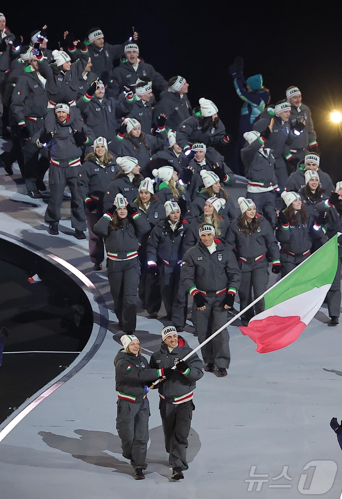 본문 이미지 - 6일 오후(현지시간) 이탈리아 밀라노 산시로 올림픽 스타디움에서 열린 2026 밀라노·코르티나담페초 동계올림픽대회 개회식에서 이탈리아 선수단이 입장하고 있다. 2026.2.7 ⓒ 뉴스1 김성진 기자