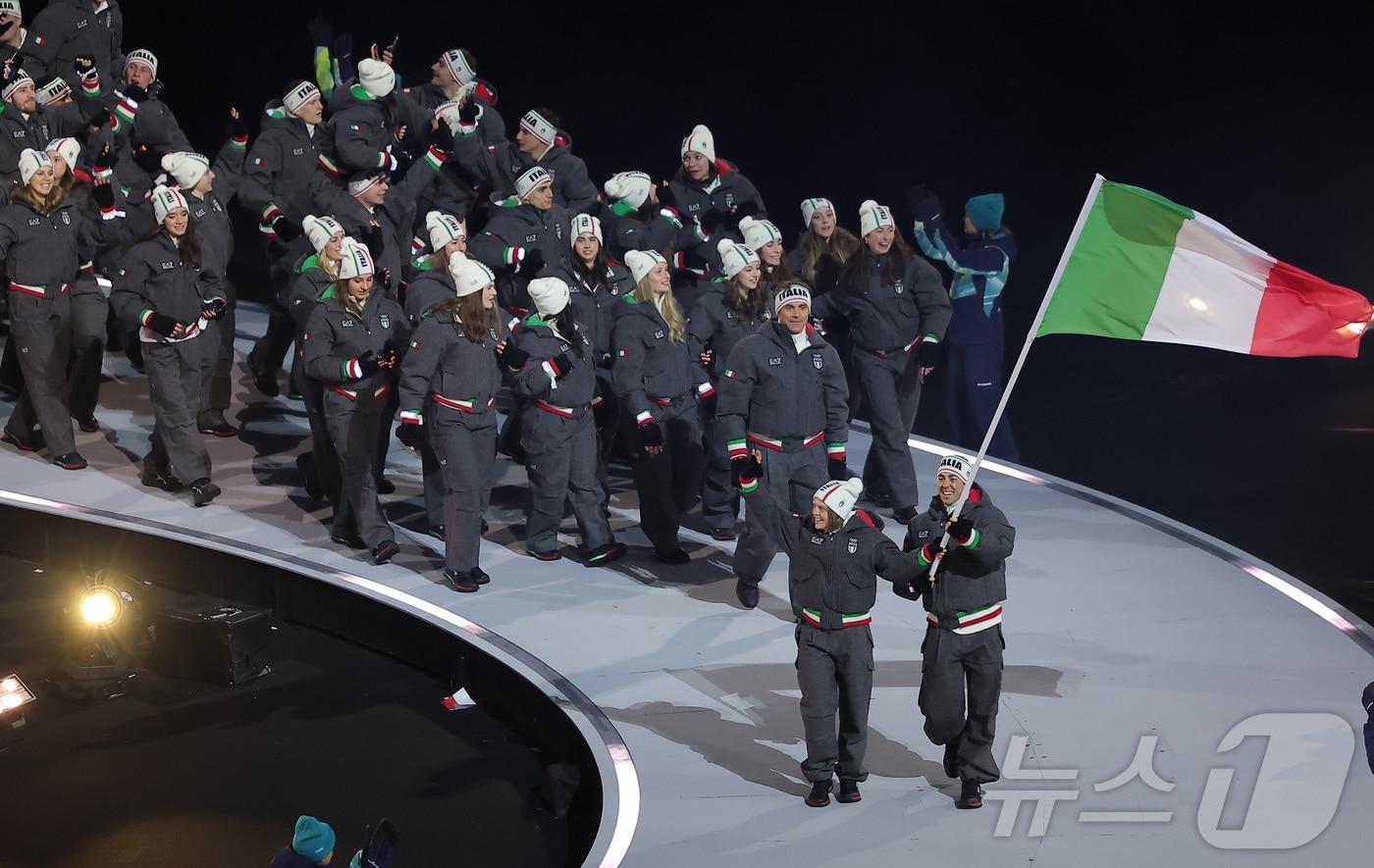 본문 이미지 - 6일 오후(현지시간) 이탈리아 밀라노 산시로 올림픽 스타디움에서 열린 2026 밀라노·코르티나담페초 동계올림픽대회 개회식에서 이탈리아 선수단이 입장하고 있다. 2026.2.7 ⓒ 뉴스1 김성진 기자