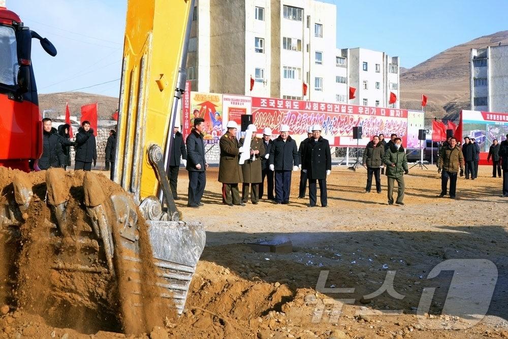 본문 이미지 - (평양 노동신문=뉴스1) = 북한 노동당 기관지 노동신문은 7일 무신군, 송화군, 대안구역, 판문구역에서 지방발전정책대상건설착공식이 진행됐다고 보도했다. [국내에서만 사용가능. 재배포 금지. DB 금지. For Use Only in the Republic of Korea. Redistribution Prohibited] rodongphoto@news1.kr