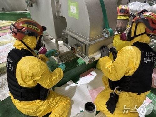 본문 이미지 - 소방 당국이 6일 태광산업 울산공장에서 발생한 유해화학물질 유출 사고에 대해 대응하고 있다.(울산소방본부 제공. 재판매 및 DB금지)/뉴스1