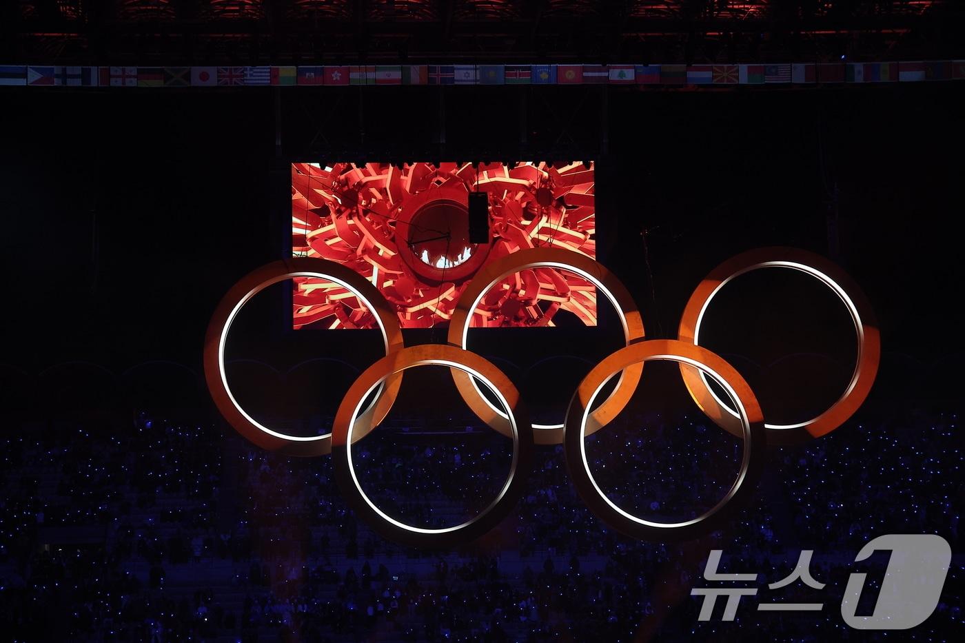 본문 이미지 - 이탈리아 알파인 스킨 레전드 데보라 콤파뇨니, 엘베르토 톰바가 6일 오후(현지시간) 이탈리아 밀라노 산시로 올림픽 스타디움에서 열린 2026 밀라노·코르티나담페초 동계올림픽대회 개회식에서 성화를 점화하고 있다. 2026.2.7 ⓒ 뉴스1 김성진 기자