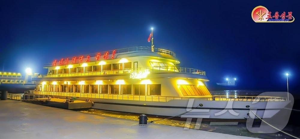 본문 이미지 - (평양 노동신문=뉴스1) = 북한 노동당 기관지 노동신문은 7일 대동강에서 현대적인 봉사선 '와우봉'호가 띄워졌다고 보도했다. [국내에서만 사용가능. 재배포 금지. DB 금지. For Use Only in the Republic of Korea. Redistribution Prohibited] rodongphoto@news1.kr