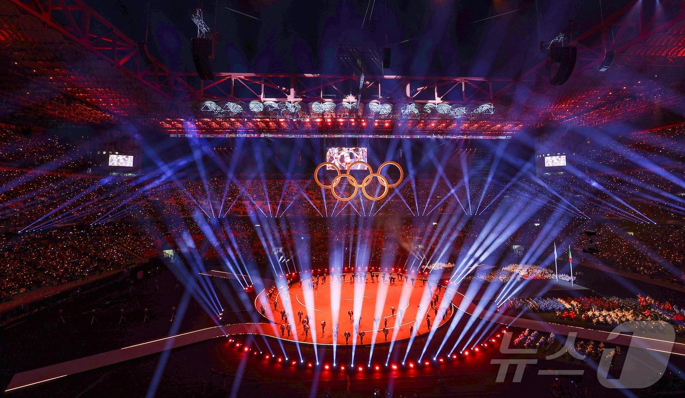 본문 이미지 - 6일 오후(현지시간) 이탈리아 밀라노 산시로 올림픽 스타디움에서 열린 2026 밀라노·코르티나담페초 동계올림픽대회 개회식에서 이탈리아 알파인 스킨 레전드 데보라 콤파뇨니, 엘베르토 톰바가 성화를 점화하고 있다. 2026.2.7 ⓒ 뉴스1 김성진 기자