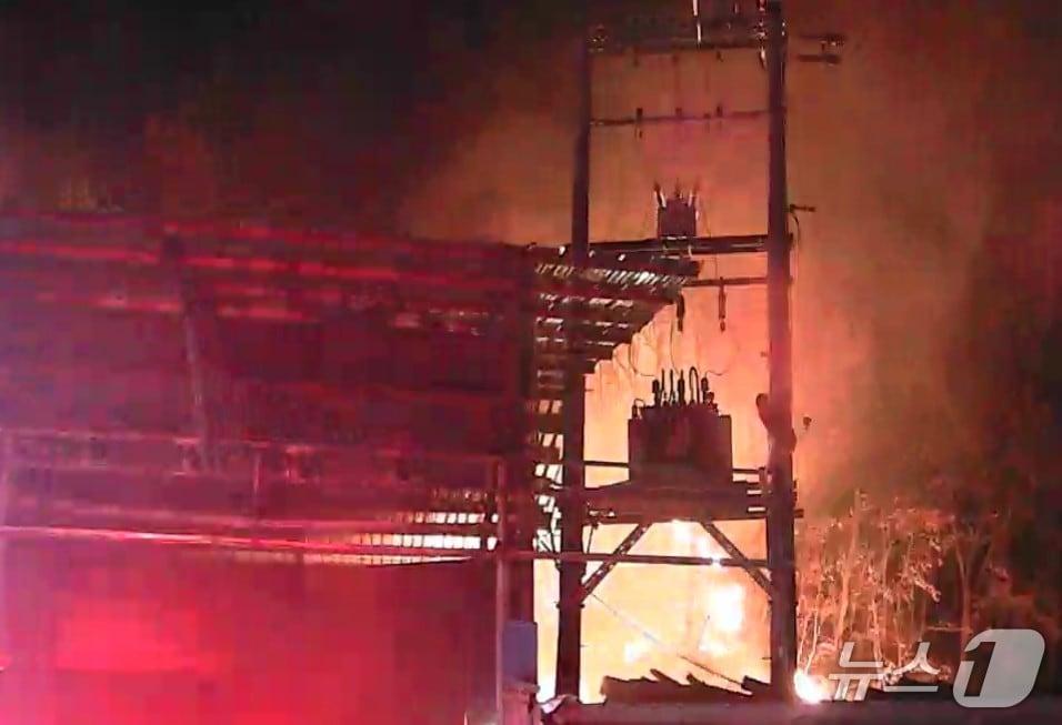 본문 이미지 - 6일 오후 10시18분즘 경북 문경시 산양면의 한 톱방 공장에서 불이 나 인근 임야로 번졌다. (경북소방본부 제공. 재판매 및 DB금지)