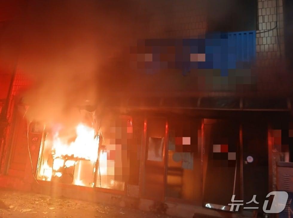 본문 이미지 - 7일  0시 41분께 전북 무주군 무주읍 읍내리의 한 상가 점포에서 불이 났다.(전북소방 제공. 재판매 및 DB금지)2026.2.7/뉴스1