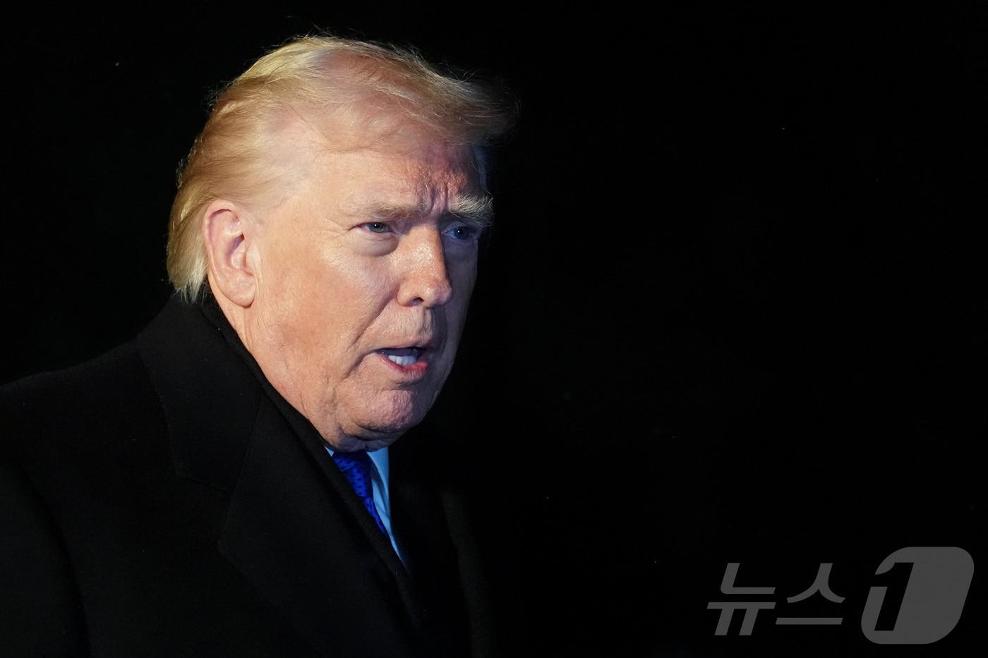 본문 이미지 - 도널드 트럼프 미국 대통령이 6일(현지시간) 플로리다 마러라고 향하기 위해 워싱턴DC 백악관을 나서고 있다. 2026.02.06. ⓒ 로이터=뉴스1