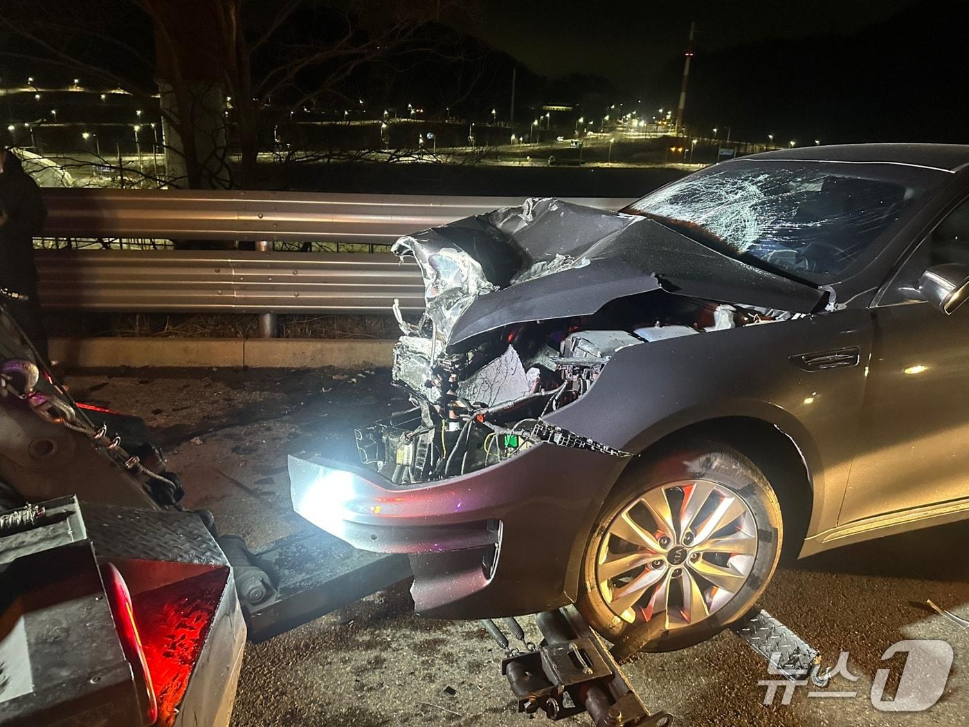 본문 이미지 - 7일 오전 4시 2분쯤 양산시 동면 경부고속도로 서울방향 양산휴게소 부근에서 연쇄 추돌 사고가 발생했다. 사진은 사고 차량 모습.(부산경찰청 제공. 재판매 및 DB금지)