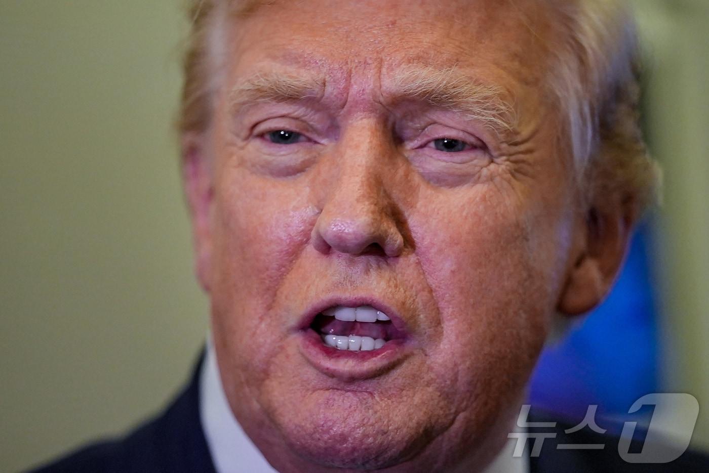 본문 이미지 - 도널드 트럼프 미국 대통령이 6일(현지시간) 플로리다 마러라고로 향하는 에어포스원(미 대통령 전용기)에서 기자들의 질문에 답하고 있다. 2026.02.06. ⓒ 로이터=뉴스1