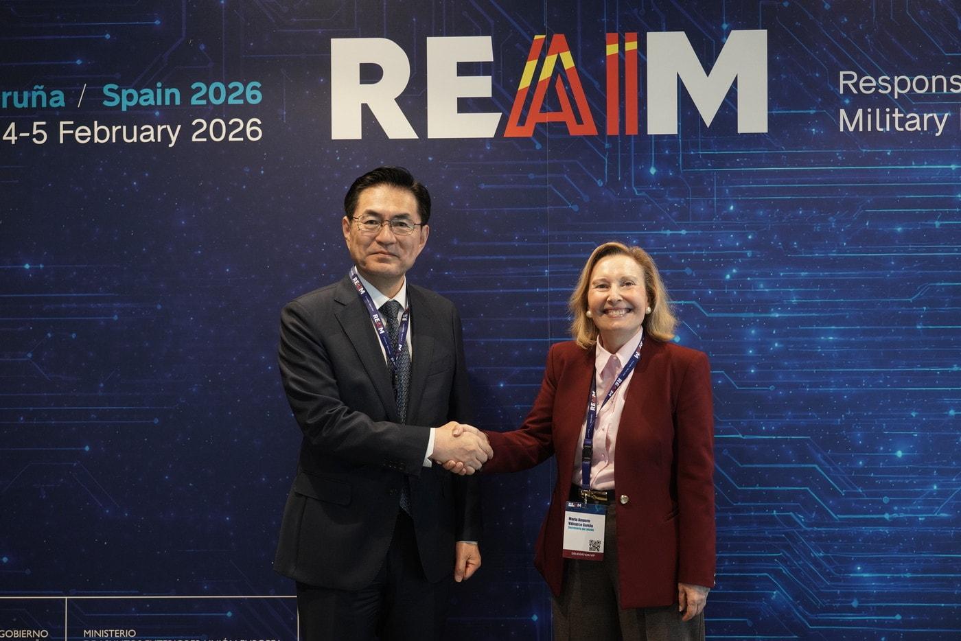 본문 이미지 - 정연두 외교전략본부장이 마리아 암파로 발카르세 가르시아 스페인 국방차관과 대화하고 있다.(외교부 제공)