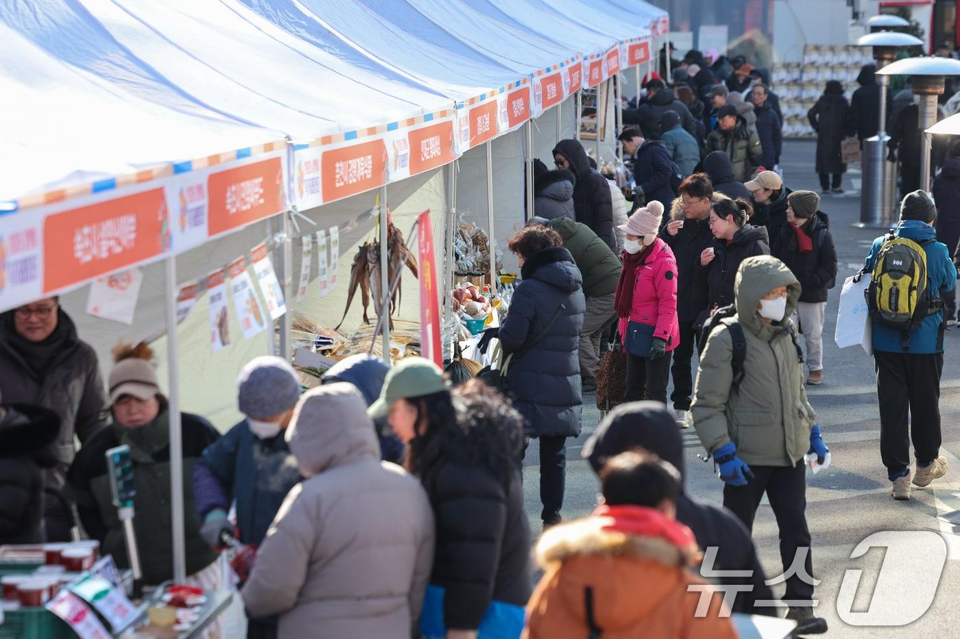 본문 이미지 - 설 연휴를 일주일 앞둔 지난 7일 서울 서대문구 홍제폭포광장.  ⓒ 뉴스1 안은나 기자