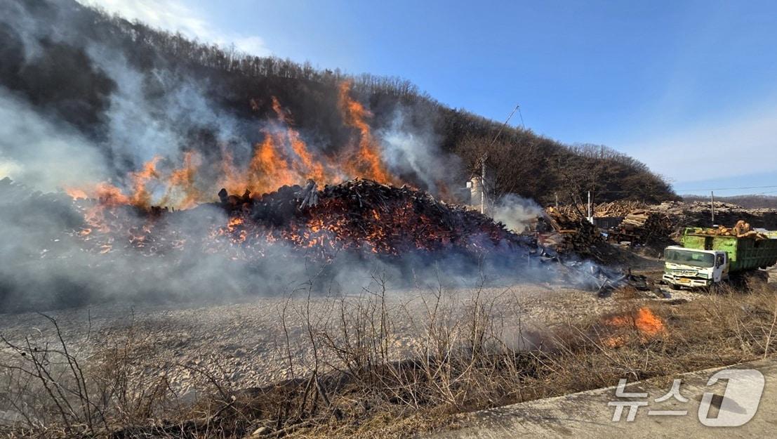 본문 이미지 - 7일 오전 9시42분 경북 청송순 현동면 도평리에 있는 목재 가공공장에서 원인을 알 수 없는 불이 나 소방당국이 진화 작업 중이다. (경북소방본부제공, 재판매 및 DB금지) 2026.2.7/뉴스1 