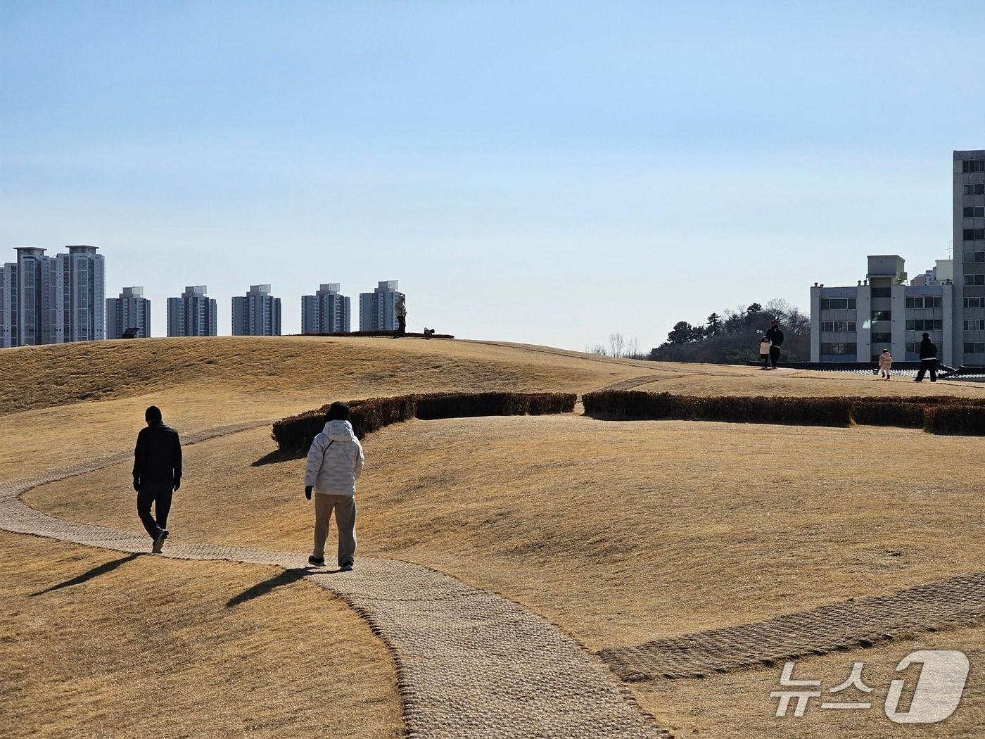 본문 이미지 - 7일 오후 김해 대성동고분군을 찾은 시민들이 산책하고 있다. 2026.2.7 ⓒ 뉴스1 박민석 기자