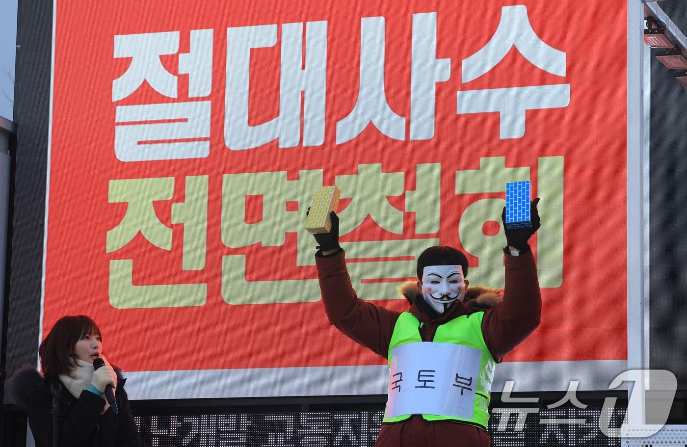 본문 이미지 - 과천경마공원 이전 반대 비상대책위원회가 7일 경기 과천시 중앙공원 분수대 앞에서 열린 '과천경마공원 이전 반대 집회'에서 국토부를 규탄하는 내용의 퍼포먼스를 하고 있다.2026.2.7 ⓒ 뉴스1 이호윤 기자