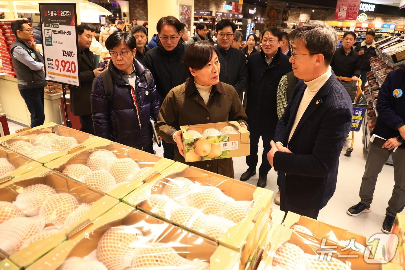 본문 이미지 - 송미령 장관이 7일 충청남도 예산군 소재 과수 거점 산지유통센터(APC)와 천안시 소재 이마트를 방문해 설 성수품 공급 및 유통 상황을 점검하고 현장 관계자를 격려했다.(농림축산식품부 제공)