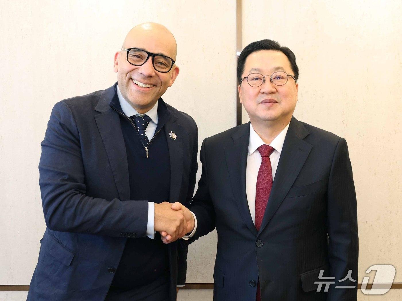 본문 이미지 - 이장우 대전시장(오른쪽)과 크리스토퍼 스키트 캐나다 퀘백주 대외관계부 장관이 7일 면담을 갖고 기념사진을 촬영하고 있다.(대전시 제공) /뉴스1