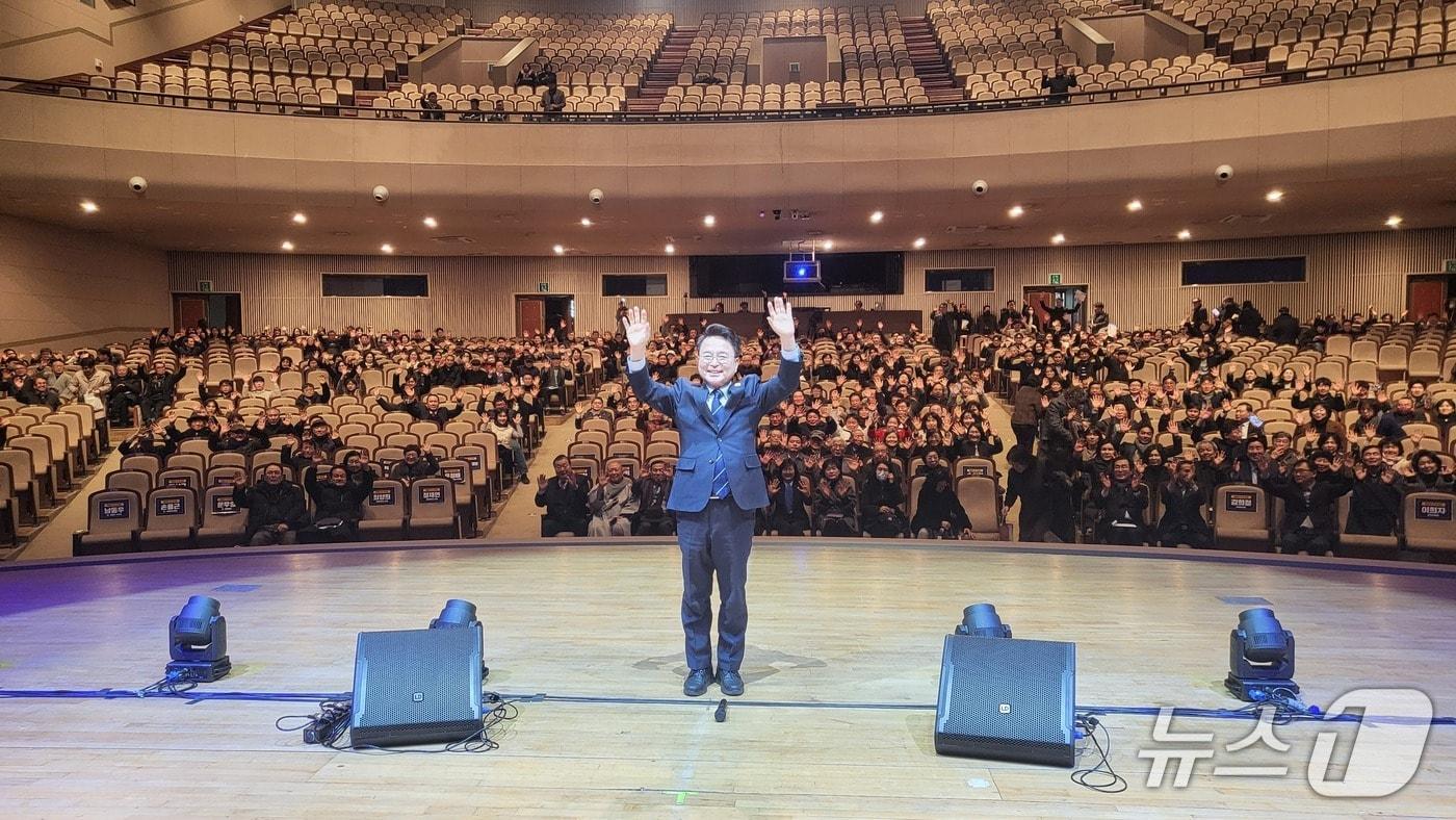 본문 이미지 - 7일 강원대학교 백령아트센터에서 열린 북콘서트에서 육동한 춘천시장이 지지자들과 기념촬영을 하고 있다.(독자 제공, 재판매 및 DB금지)