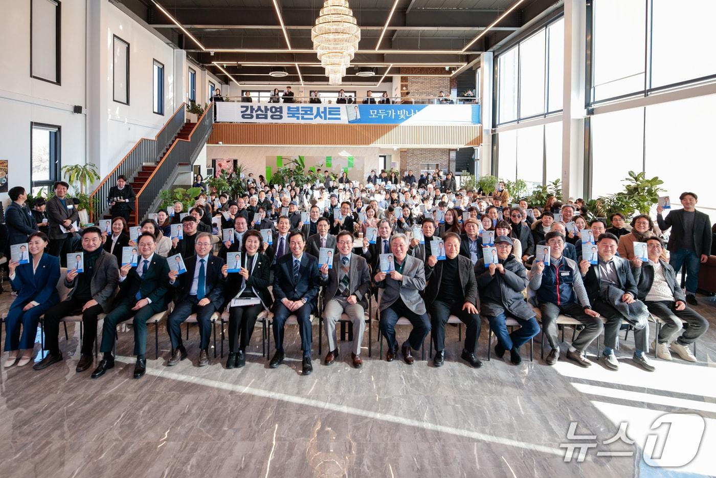 본문 이미지 -  7일 원주 빵쌤에서 열린 출판기념회에서 강삼영 강원도교육감 예비후보가 우상호 전 정무수석, 민병희 전 강원교육감, 송기헌·허영·강경숙·백승아·최혁진 국회의원, 구자열 전 강원도지사 비서실장, 지지자 등과 기념촬영을 하고 있다.(후보 측 제공, 재판매 및 DB금지)