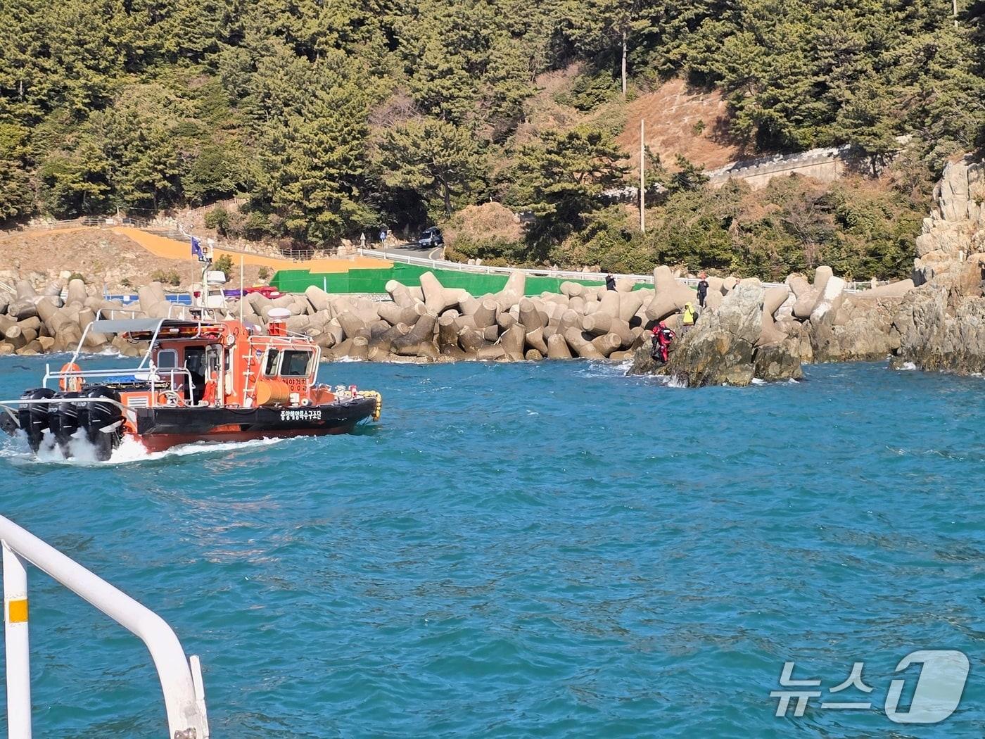 본문 이미지 - 7일 오후 1시 39분쯤 부산 영도구 곤포유람선 선착장 인근 갯바위에 고립된 70대를 해경이 구조하고 있다.(부산해경 제공. 재판매 및 DB금지)