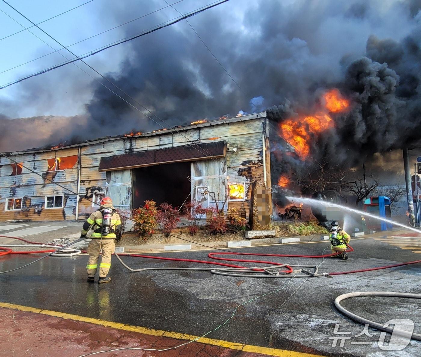 본문 이미지 - 7일 오전 10시 24분쯤 김해시 대동면 주동리의 한 단열재 보관 창고에서 불이나 소방관들이 진화에 나서고 있다.(경남소방본부 제공. 재판매 및 DB금지)