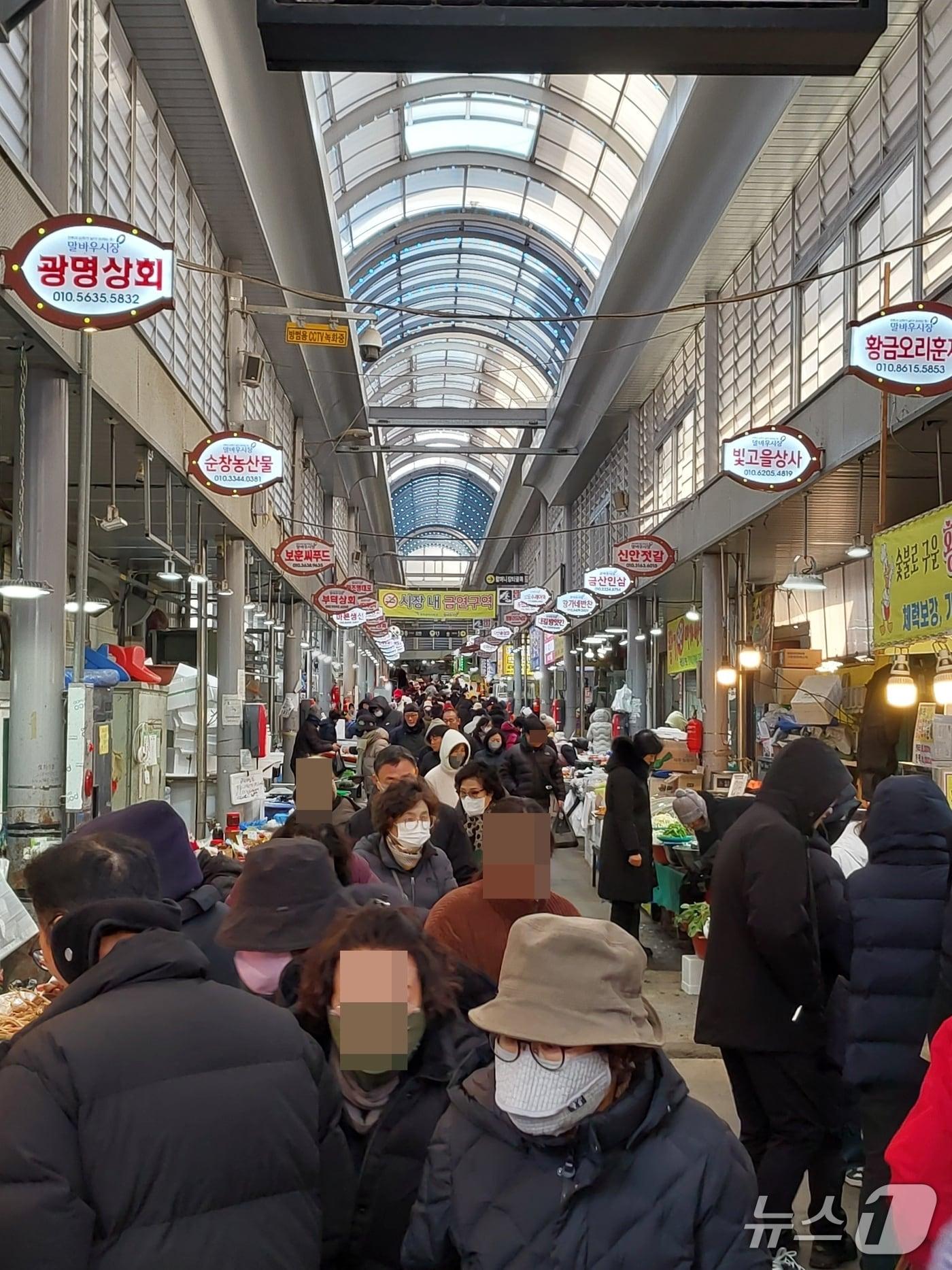본문 이미지 - 7일 광주 북구 말바우시장에는 명절을 앞두고 시민들의 발길이 이어지고 있다.2026.2.7/뉴스1