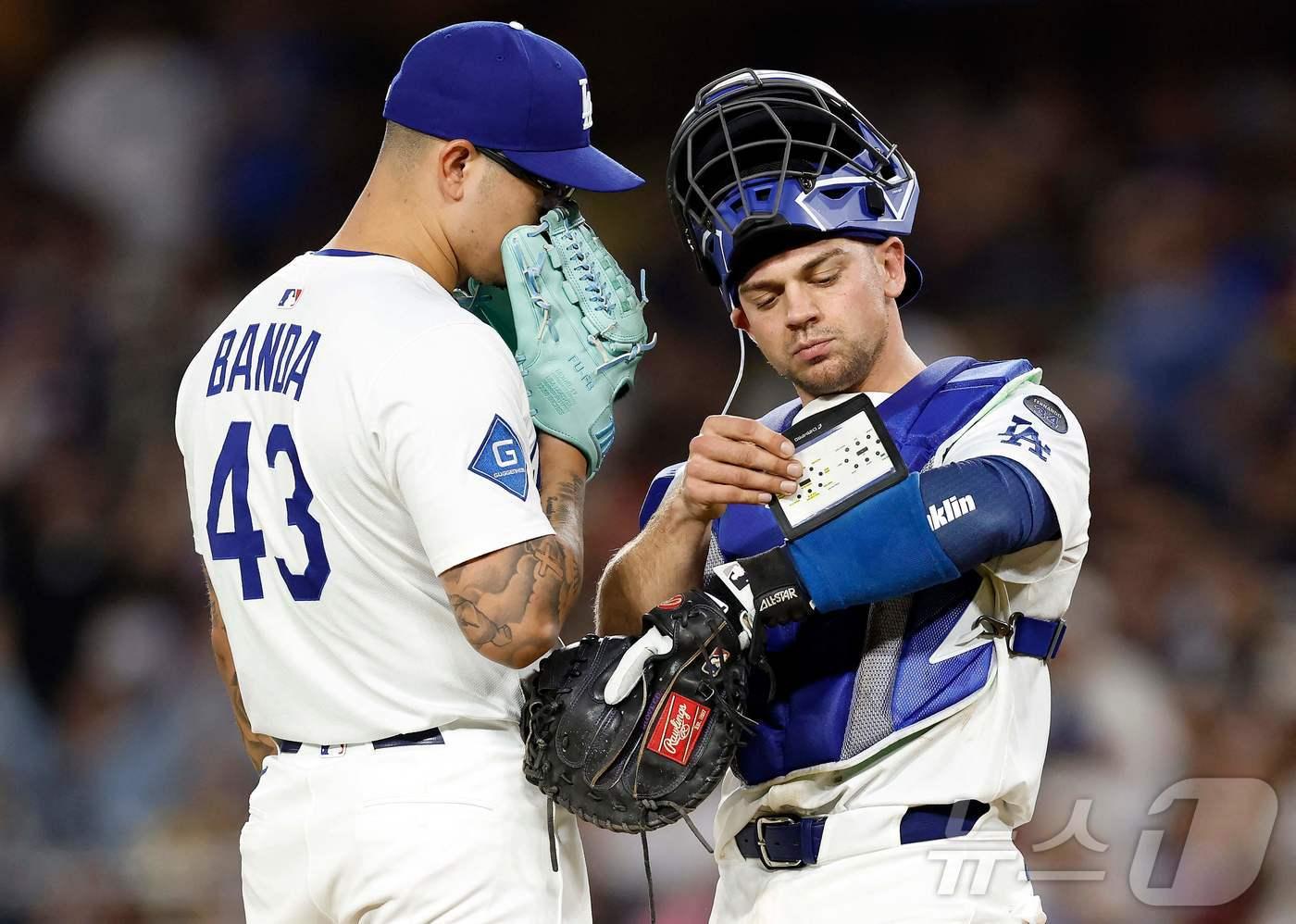 본문 이미지 - 투수 앤서니 반다(왼쪽)는 벤 로트베트(오른쪽)의 합류로 LA 다저스를 떠나게 됐다. ⓒ AFP=뉴스1