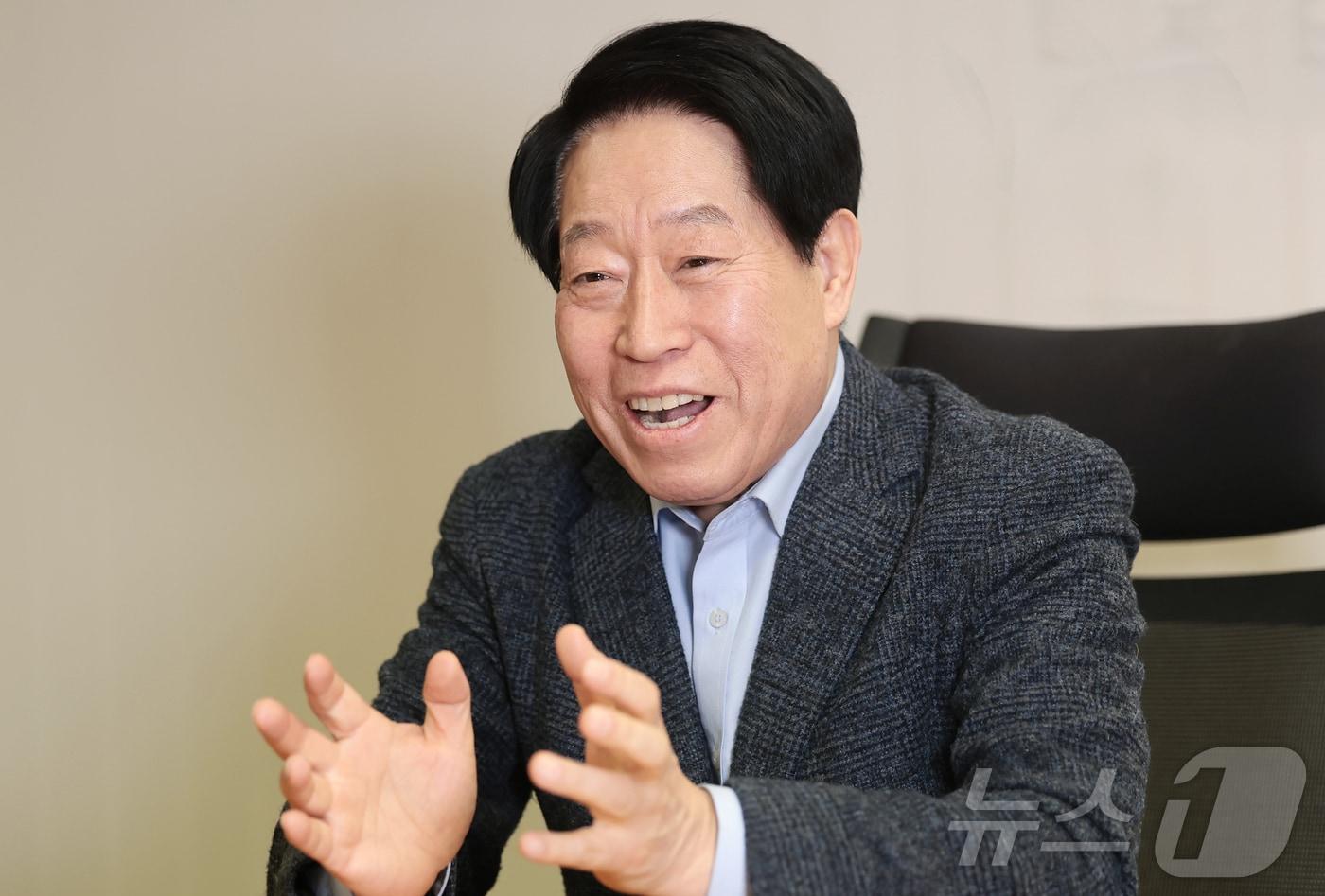 본문 이미지 - 서울시교육감 출마 선언을 한 류수노 전 한국방송통신대학교 총장이 6일 오후 서울 종로구 뉴스1 사옥에서 인터뷰를 하고 있다. ⓒ 뉴스1 권현진 기자