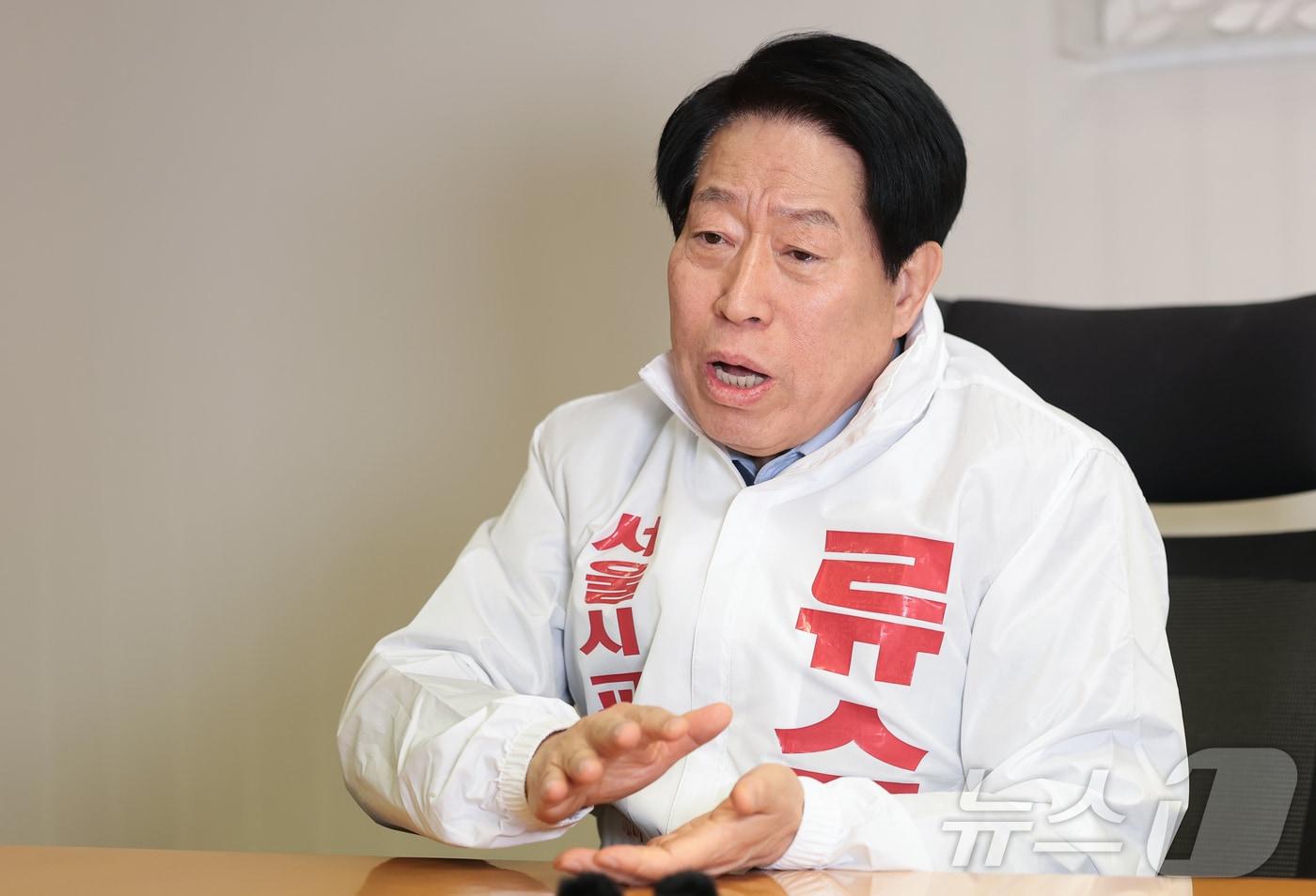 본문 이미지 - 서울시교육감 출마 선언을 한 류수노 전 한국방송통신대학교 총장이 7일 오후 서울 종로구 뉴스1 사옥에서 인터뷰를 하고 있다. 2026.2.7 ⓒ 뉴스1 권현진 기자