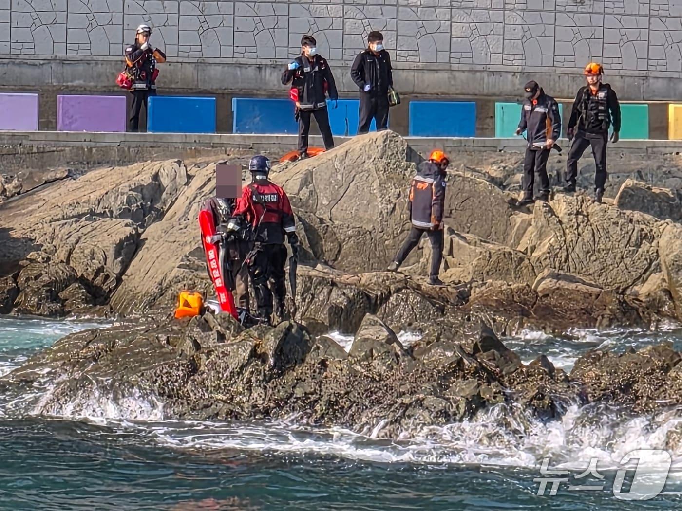 본문 이미지 - 7일 오전 10시 25분쯤 거제시 장승포항 인근 갯바위에 60대 낚시객이 고립돼 해경이 구조하고 있다.(창원해경 제공. 재판매 및 DB금지)